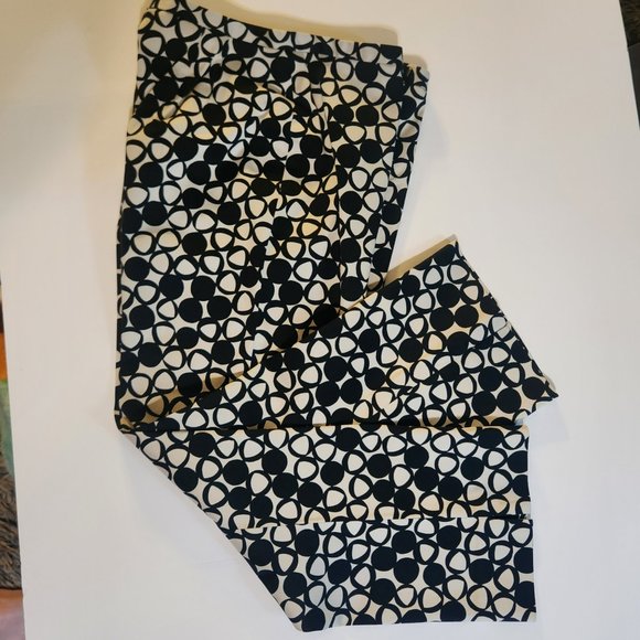 INC International Concepts - Cream/Black Geometric STRETCH Capri Pants - Size 6 - Picture 1 of 8